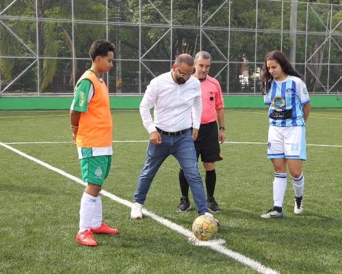 FotografoFoto Alcaldía de Medellín:Avanzan las obras de mejora de 12 canchas de fútbol de la ciudad que benefician a 7.267 personas. 
